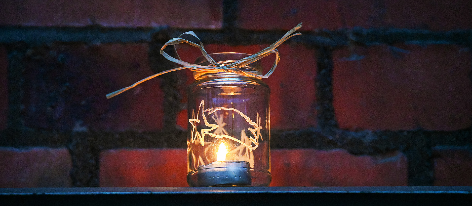 Junge vor weihnachtlichem Schaufenster