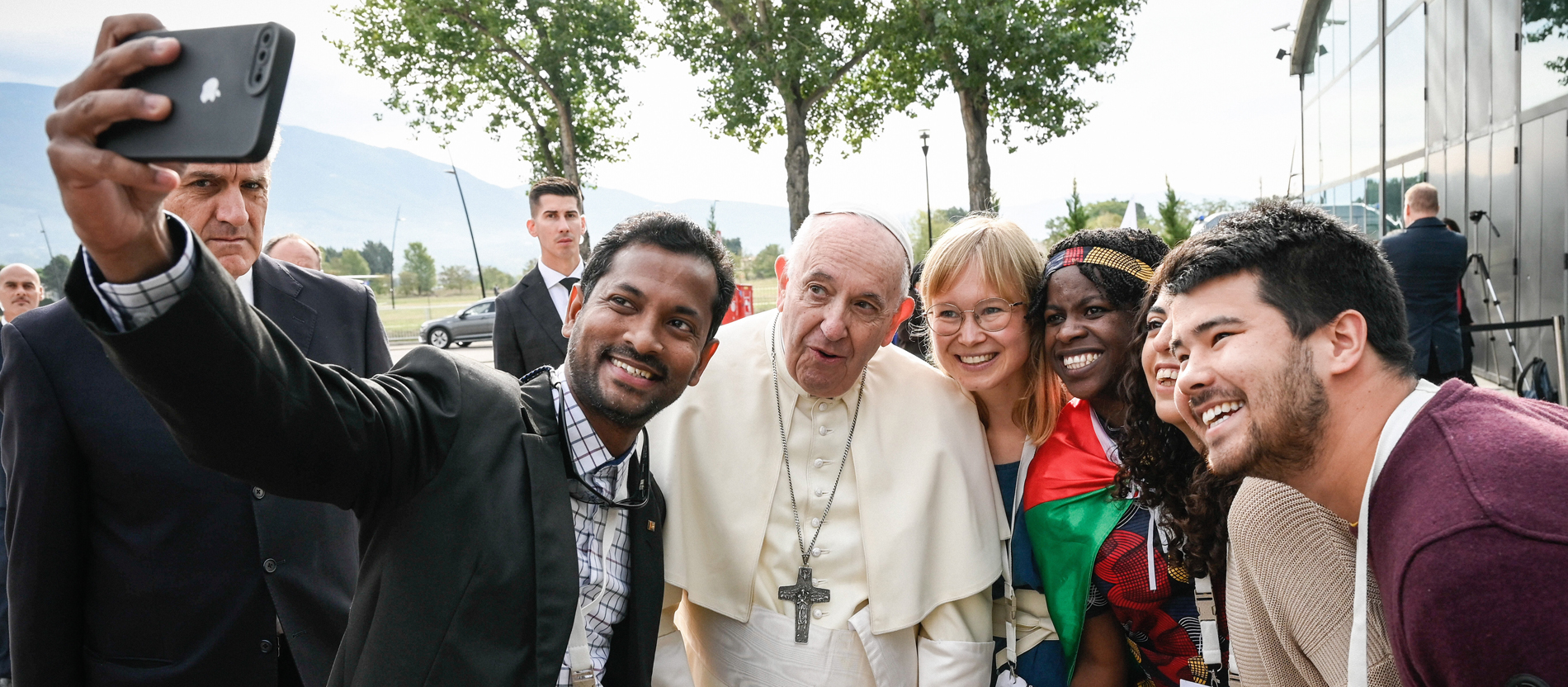 Papst Franziskus posiert für ein Selfie mit jungen Menschen
