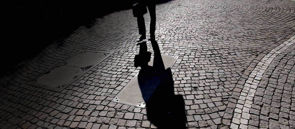 Ein Mann mit Aktenkoffer und ein langer Schatten